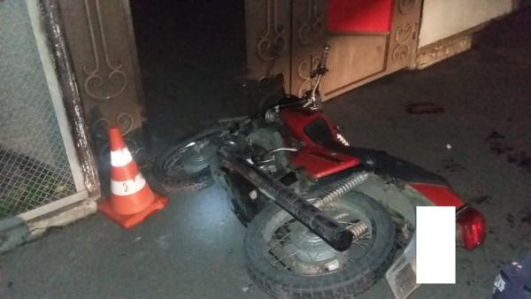 Байкер протаранил стену частного дома в поселке Рыздвяный